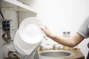 Как очистить утюг от нагара подручными средствами